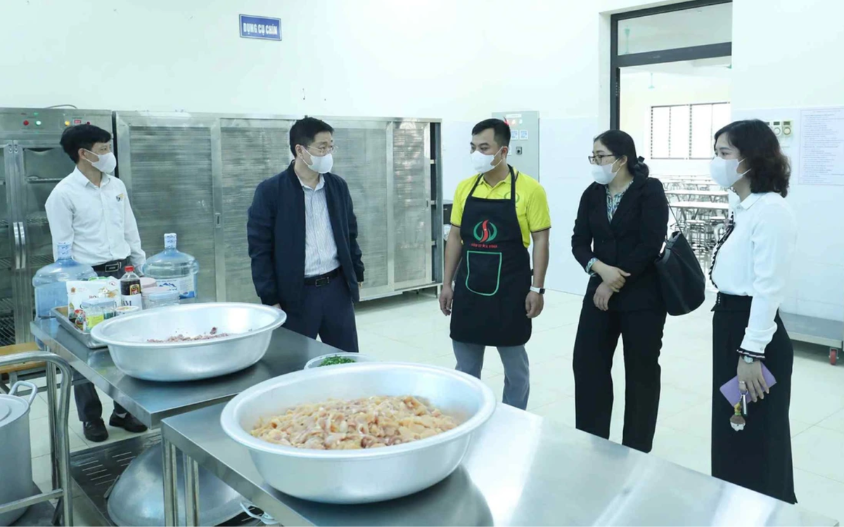 Trường học Hà Nội tổ chức bữa ăn bán trú theo quy trình 7 bước, có phụ huynh giám sát- Ảnh 1.