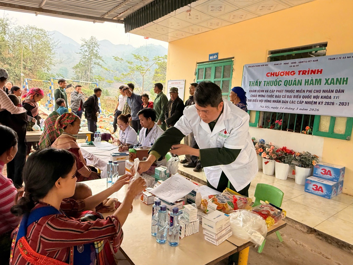 Điện Biên: Bộ đội biên phòng khám bệnh, cấp thuốc miễn phí cho 300 người dân xã biên giới- Ảnh 3.