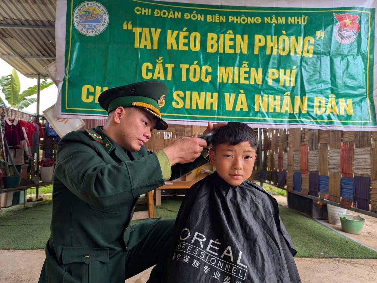 Điện Biên: Bộ đội biên phòng khám bệnh, cấp thuốc miễn phí cho 300 người dân xã biên giới- Ảnh 1.