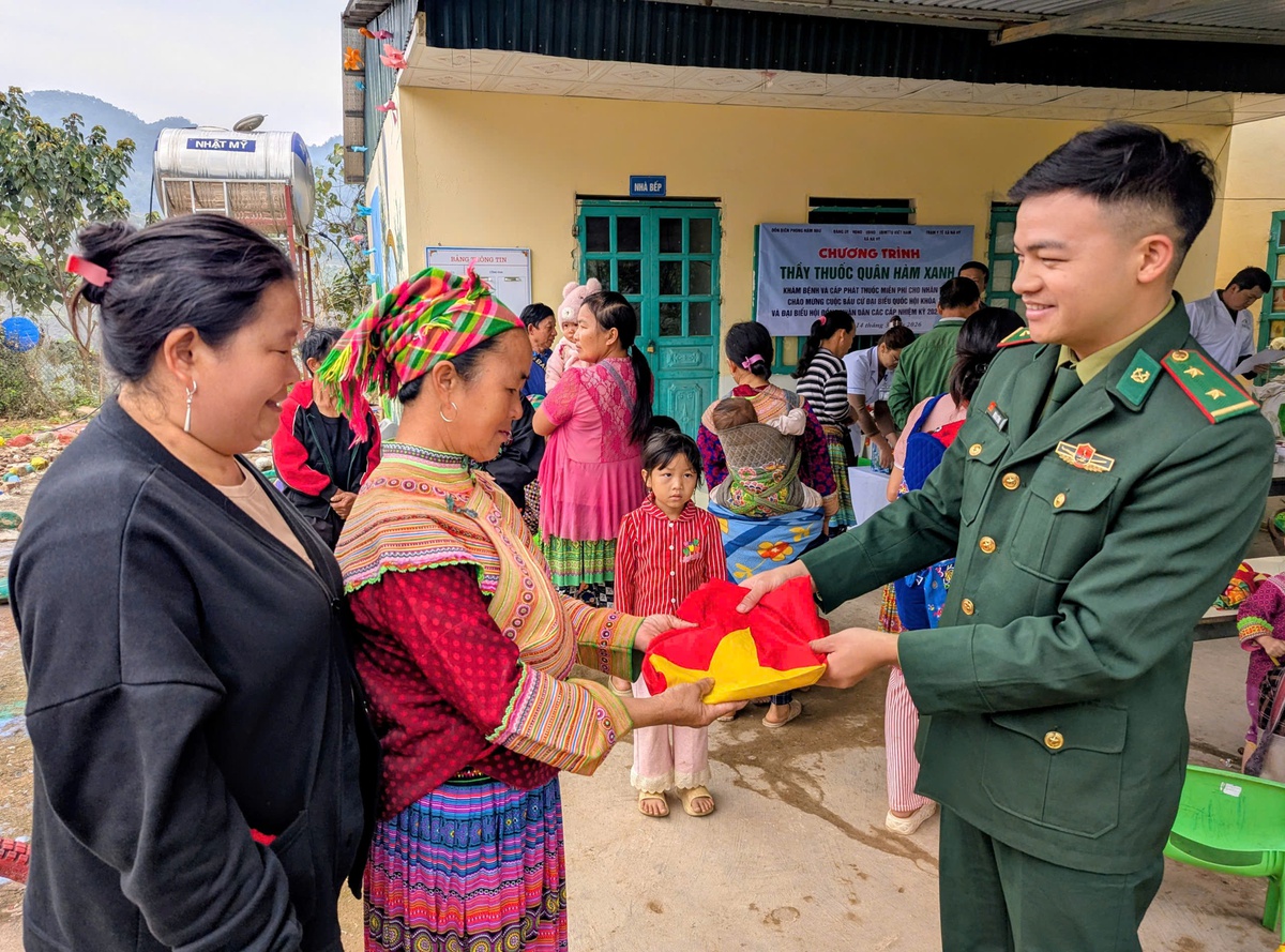 Điện Biên: Bộ đội biên phòng khám bệnh, cấp thuốc miễn phí cho 300 người dân xã biên giới- Ảnh 2.