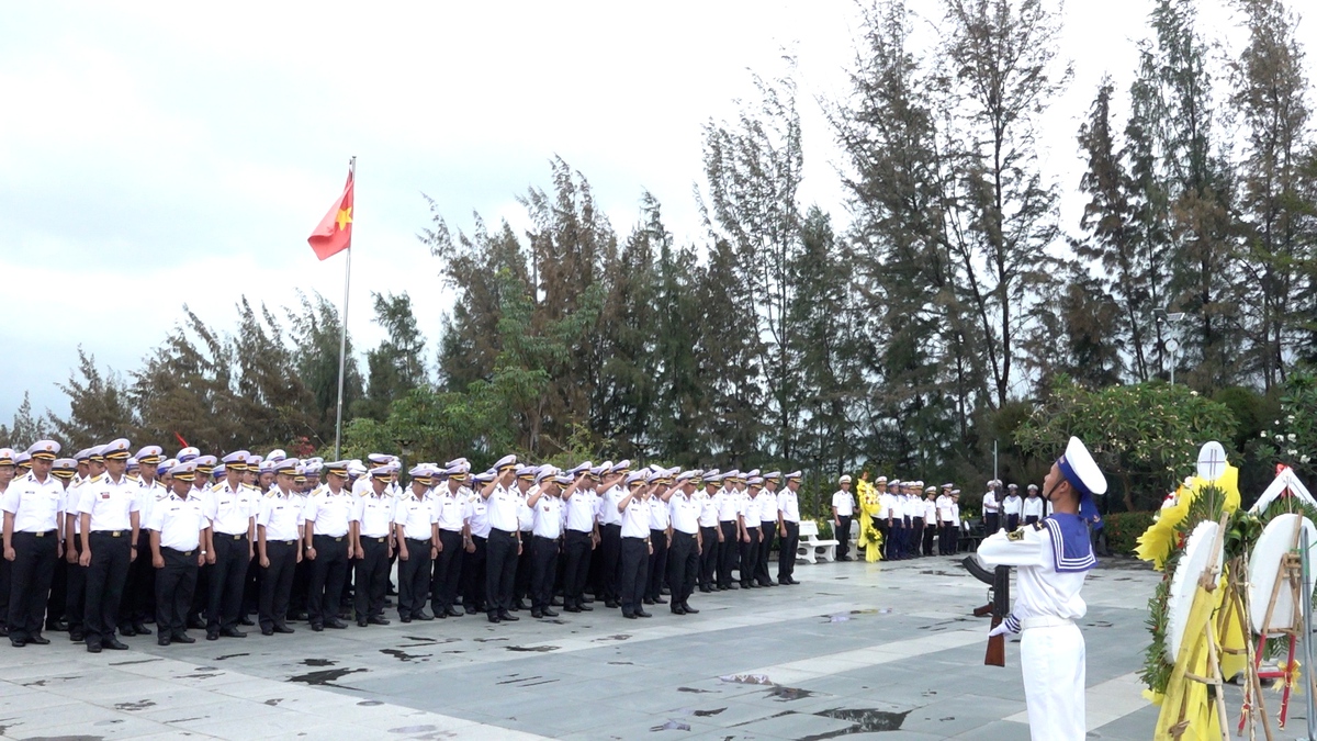 Vùng 4 Hải quân dâng hương tưởng niệm các Anh hùng liệt sĩ Gạc Ma- Ảnh 3.
