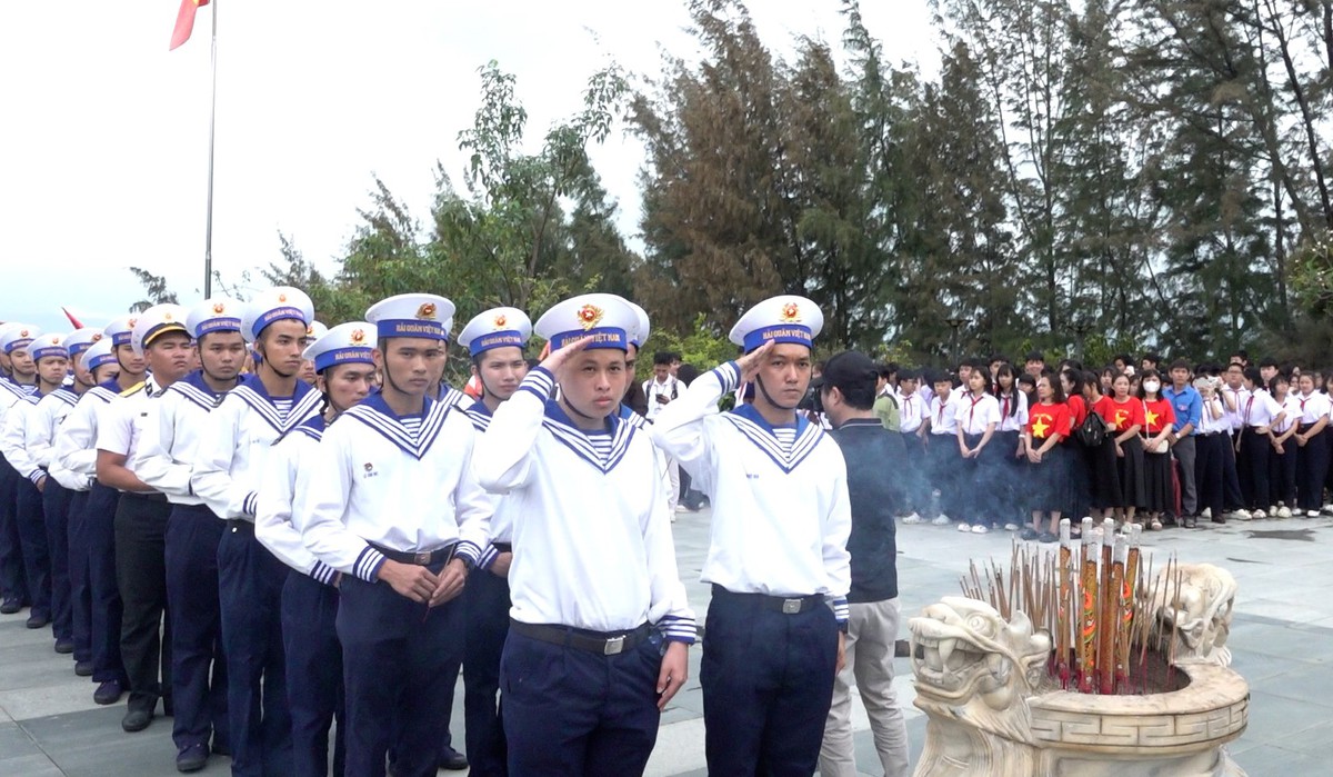 Vùng 4 Hải quân dâng hương tưởng niệm các Anh hùng liệt sĩ Gạc Ma- Ảnh 2.
