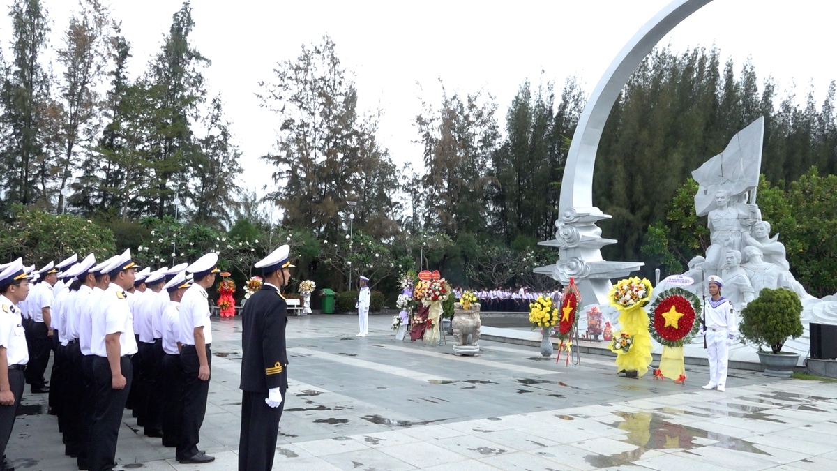 Vùng 4 Hải quân dâng hương tưởng niệm các Anh hùng liệt sĩ Gạc Ma- Ảnh 1.