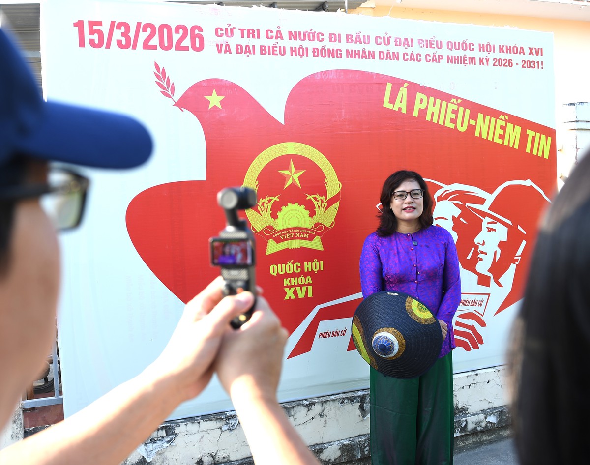 Tiến sĩ luật sư Đặng Thị Thu Huyền, trưởng khoa luật trường đại học Nguyễn Tất Thành, người đã rời phố về ấp đảo Thiềng Liềng và góp phần hình thành mô hình du lịch cộng đồng tại đây chia sẻ cùng báo chí vào sáng ngày bầu cử Tiến sĩ luật sư Đặng Thị Thu Huyền, trưởng khoa luật trường đại học Nguyễn Tất Thành, người đã rời phố về ấp đảo Thiềng Liềng và góp phần hình thành mô hình du lịch cộng đồng tại đây chia sẻ cùng báo chí vào sáng ngày bầu cử