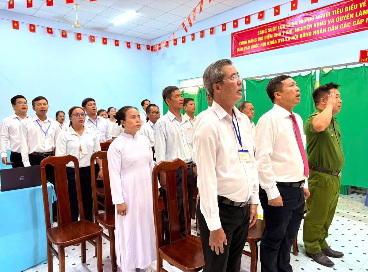 Tổ bầu cửa và cử tri chào cờ vào lúc 6 giờ 30 tại điểm bỏ phiếu số 4, ấp đảo Thiềng Liềng, xã Thạnh An, TP. HCM Tổ bầu cửa và cử tri chào cờ vào lúc 6 giờ 30 tại điểm bỏ phiếu số 4, ấp đảo Thiềng Liềng, xã Thạnh An, TP. HCM