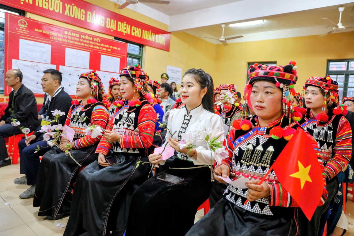 Phụ nữ các dân tộc ở Điện Biên cùng lá phiếu "viết tiếp" những kỳ vọng mới- Ảnh 6.