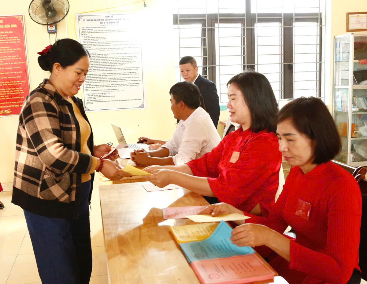 Những lá phiếu mang theo niềm tin của phụ nữ nơi đầu sóng- Ảnh 4. Những lá phiếu mang theo niềm tin của phụ nữ nơi đầu sóng- Ảnh 4.