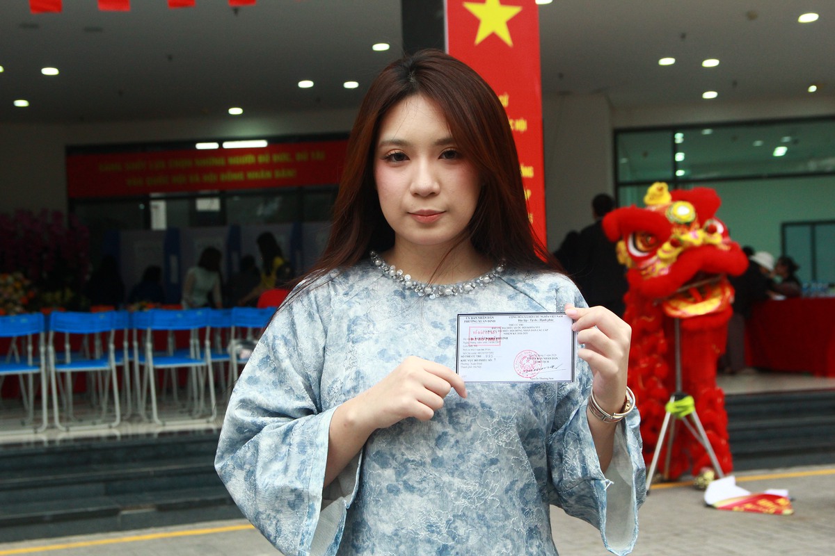 Cử tri nhiều thế hệ hào hứng trong ngày bầu cử- Ảnh 2.