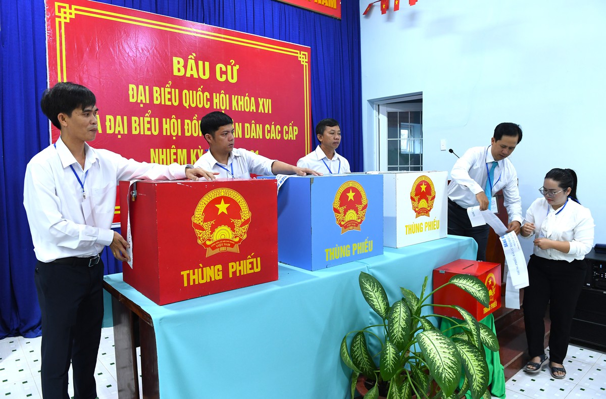 Tổ bầu cử tiến hành kiểm tra các thùng phiếu trước giờ bỏ phiếu Tổ bầu cử tiến hành kiểm tra các thùng phiếu trước giờ bỏ phiếu