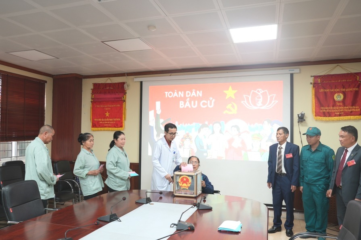 Gần 400.000 nữ cử tri Quảng Ninh tham gia bầu cử- Ảnh 7. Gần 400.000 nữ cử tri Quảng Ninh tham gia bầu cử- Ảnh 7.