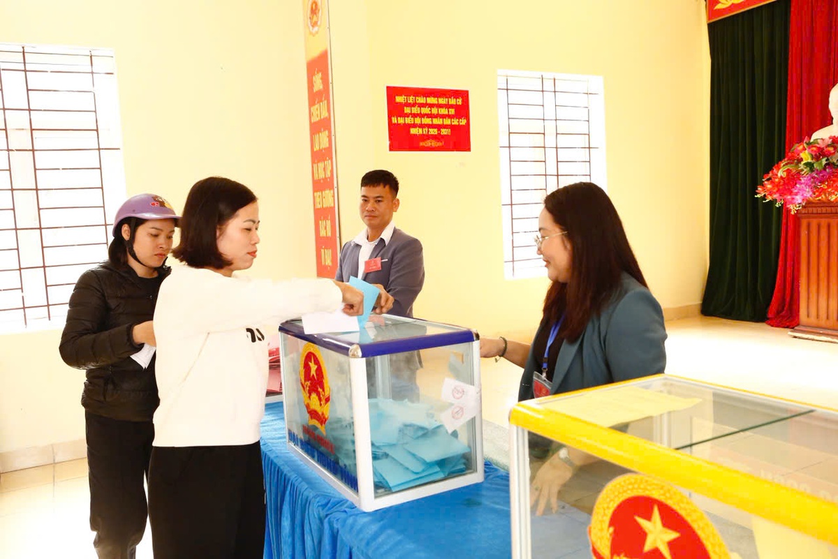 Những lá phiếu mang theo niềm tin của phụ nữ nơi đầu sóng- Ảnh 3. Những lá phiếu mang theo niềm tin của phụ nữ nơi đầu sóng- Ảnh 3.