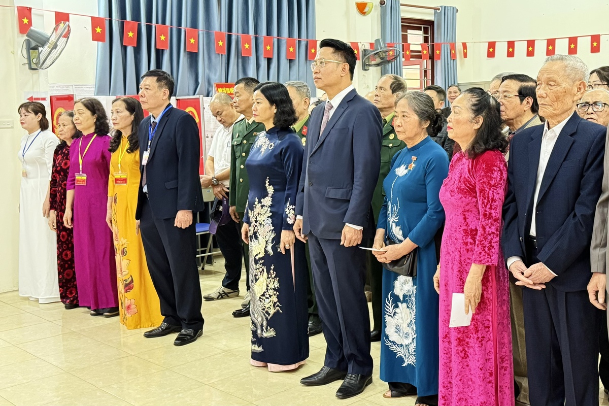 Phó Bí thư Đảng ủy Chính phủ Nguyễn Thị Tuyến và các cử tri phường Hà Đông đi bầu cử- Ảnh 1.