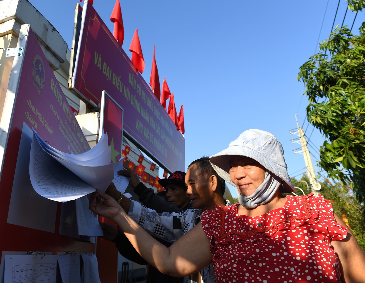 Các cử tri xem lại danh sách đại biểu Các cử tri xem lại danh sách đại biểu