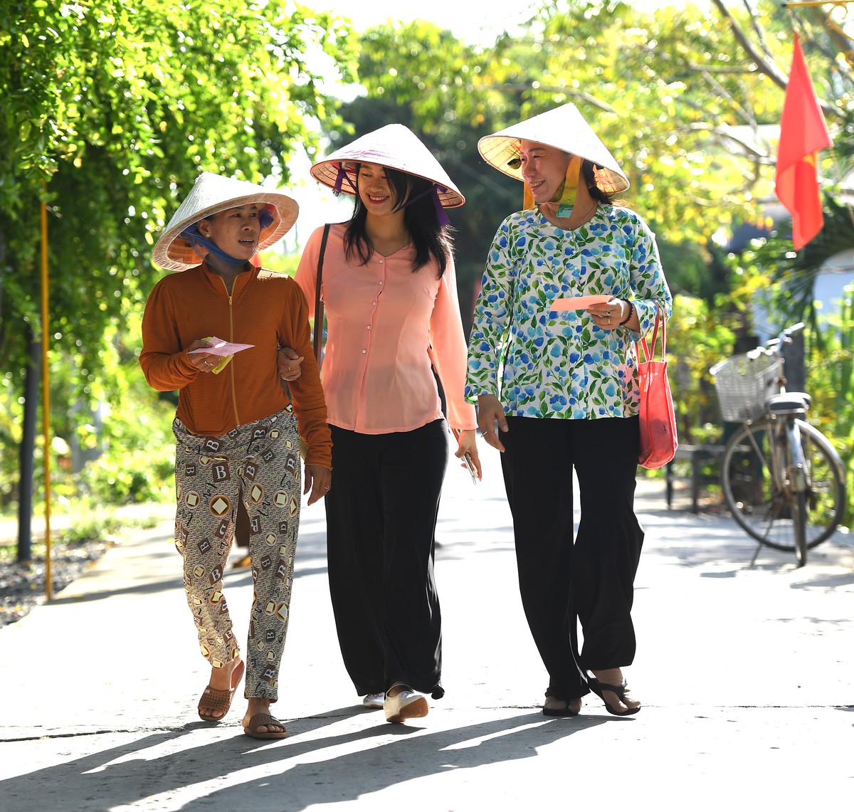 Cử tri nữ ở Thiềng Liềng nô nữ đi bầu sớm Cử tri nữ ở Thiềng Liềng nô nữ đi bầu sớm