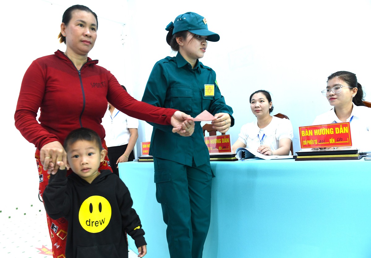 Bạn Dương Trần Cẩm Vân , chiến sĩ dân quân thường trực, ban chỉ huy quân sự xã Thạnh An hỗ trợ tận tình các cử tri đến bỏ phiếu Bạn Dương Trần Cẩm Vân , chiến sĩ dân quân thường trực, ban chỉ huy quân sự xã Thạnh An hỗ trợ tận tình các cử tri đến bỏ phiếu