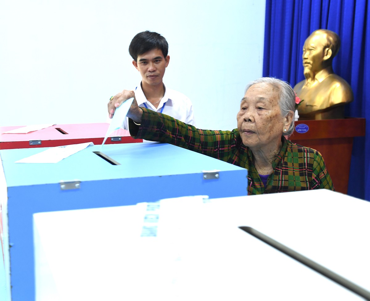 Cử tri cao tuổi Trần Thị Xuyên, 80 tuổi tự tay bỏ lá phiếu, bầu ra người mình tín nhiệm nhất Cử tri cao tuổi Trần Thị Xuyên, 80 tuổi tự tay bỏ lá phiếu, bầu ra người mình tín nhiệm nhất