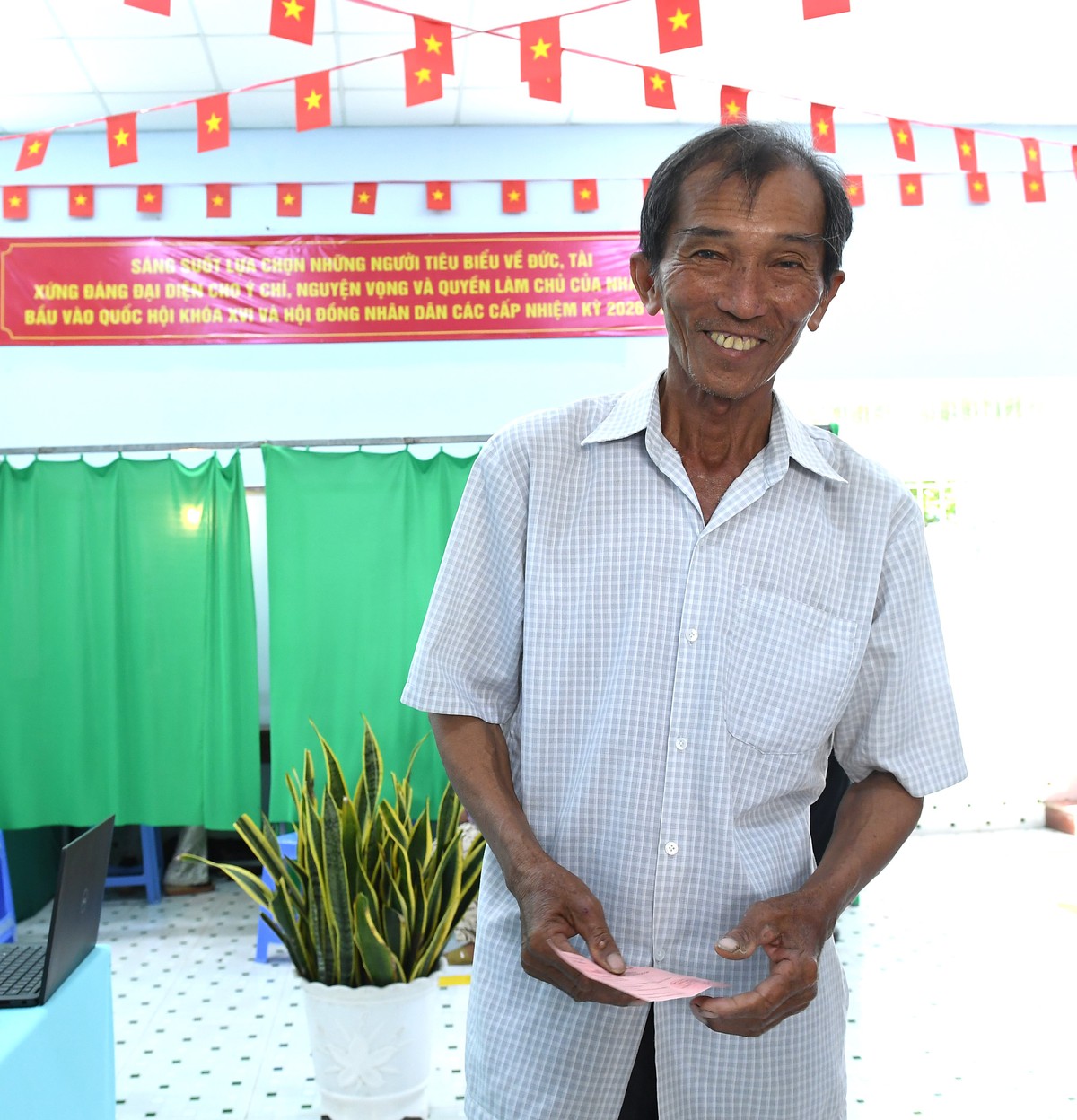 Trương Văn Cưng vui tươi khi vừa hoàn thành trách nhiệm công dân Trương Văn Cưng vui tươi khi vừa hoàn thành trách nhiệm công dân