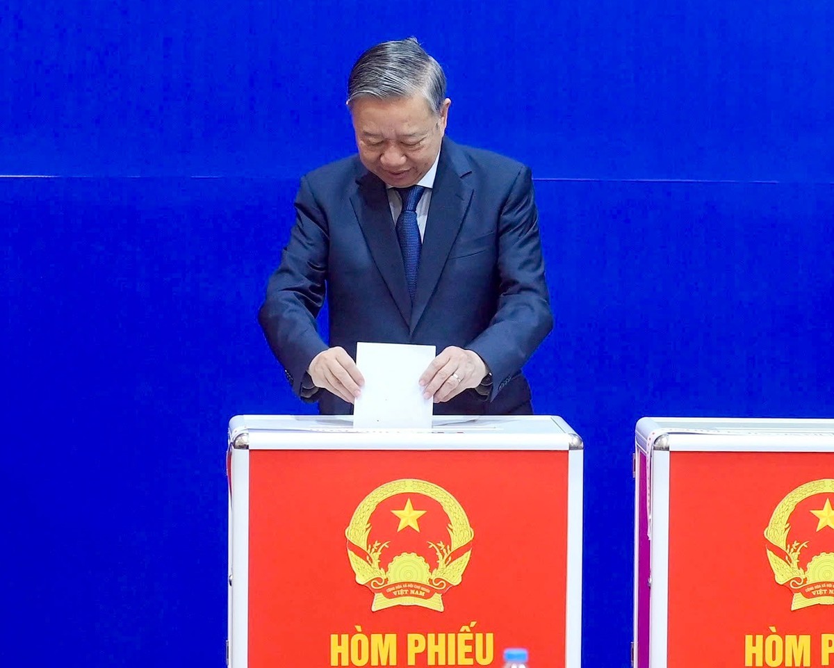 Các đồng chí lãnh đạo Đảng, Nhà nước thực hiện quyền cử tri- Ảnh 3. Các đồng chí lãnh đạo Đảng, Nhà nước thực hiện quyền cử tri- Ảnh 3.