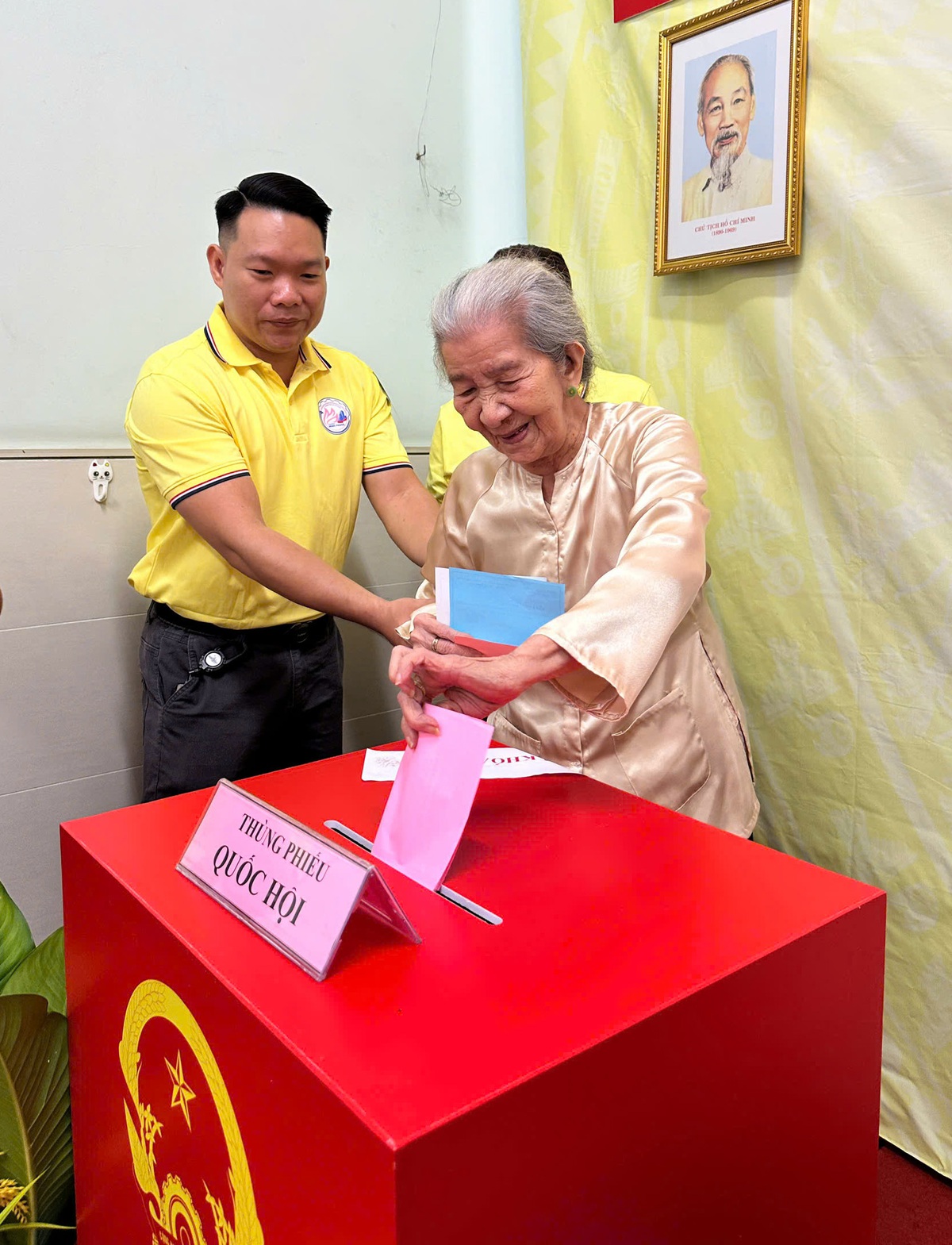 Phụ nữ TPHCM duyên dáng áo dài trong ngày bầu cử- Ảnh 1.