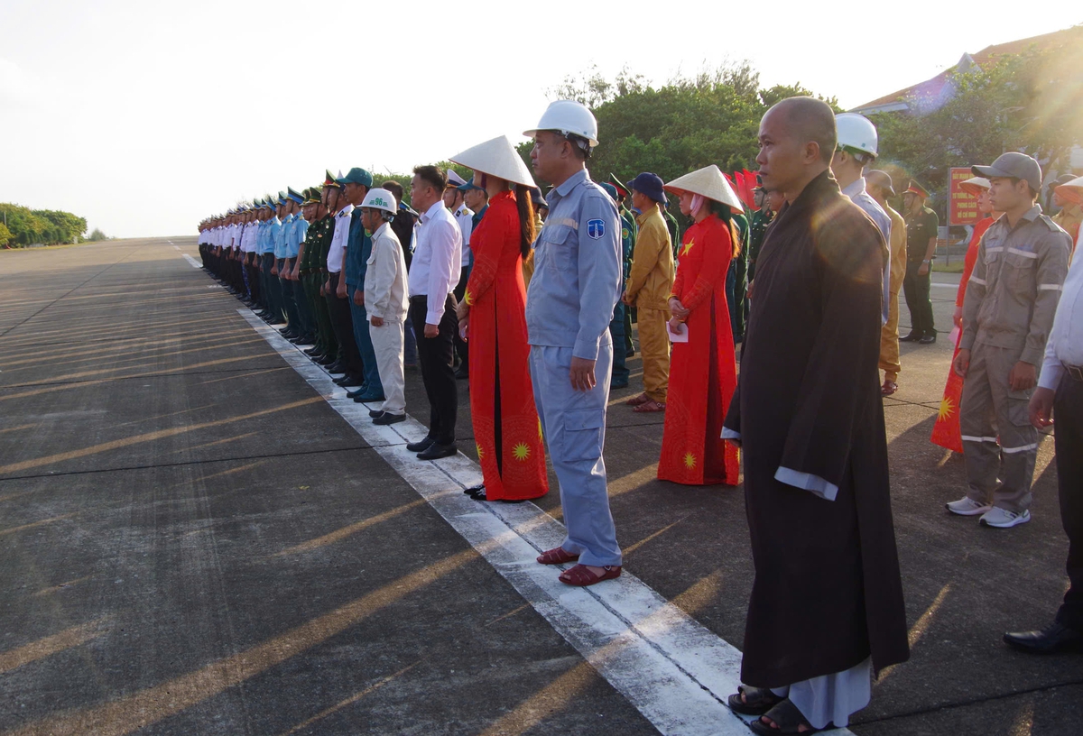 Ngày hội non sông ở đảo Trường Sa rộn rã trong nắng sớm- Ảnh 2.