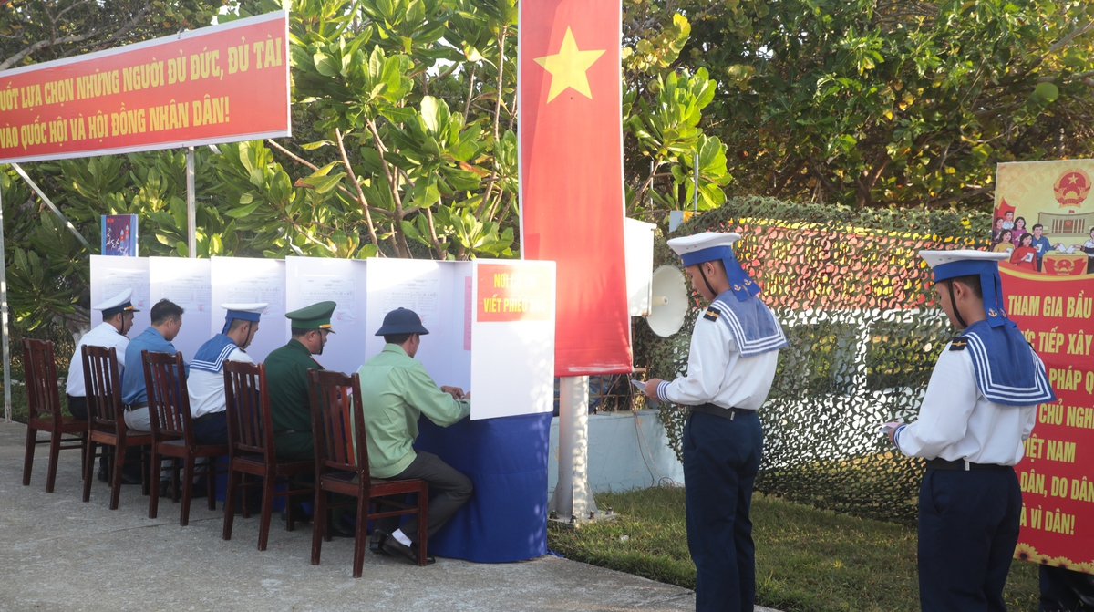 Ngày hội non sông ở đảo Trường Sa rộn rã trong nắng sớm- Ảnh 5.