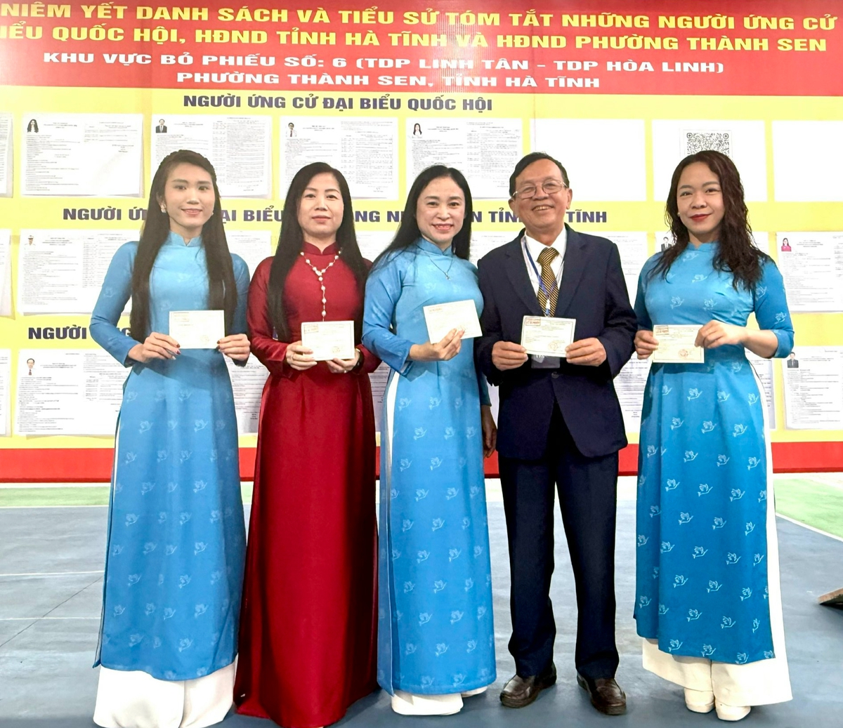 Phụ nữ Hà Tĩnh rực rỡ áo dài trong ngày hội lớn- Ảnh 1. Phụ nữ Hà Tĩnh rực rỡ áo dài trong ngày hội lớn- Ảnh 1.