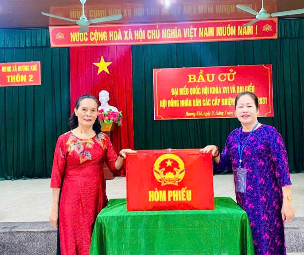 Phụ nữ Hà Tĩnh rực rỡ áo dài trong ngày hội lớn- Ảnh 2. Phụ nữ Hà Tĩnh rực rỡ áo dài trong ngày hội lớn- Ảnh 2.