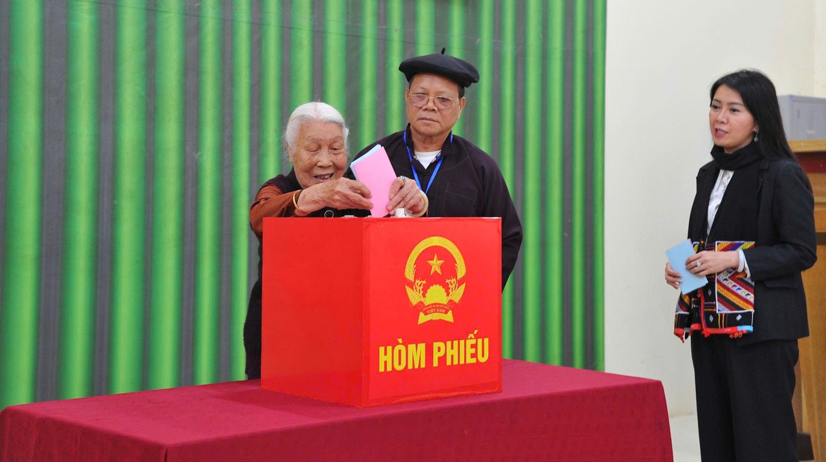 Chủ nhiệm Ủy ban Kiểm tra Trung ương Trần Sỹ Thanh và cử tri Lạng Sơn đi bầu cử- Ảnh 4.