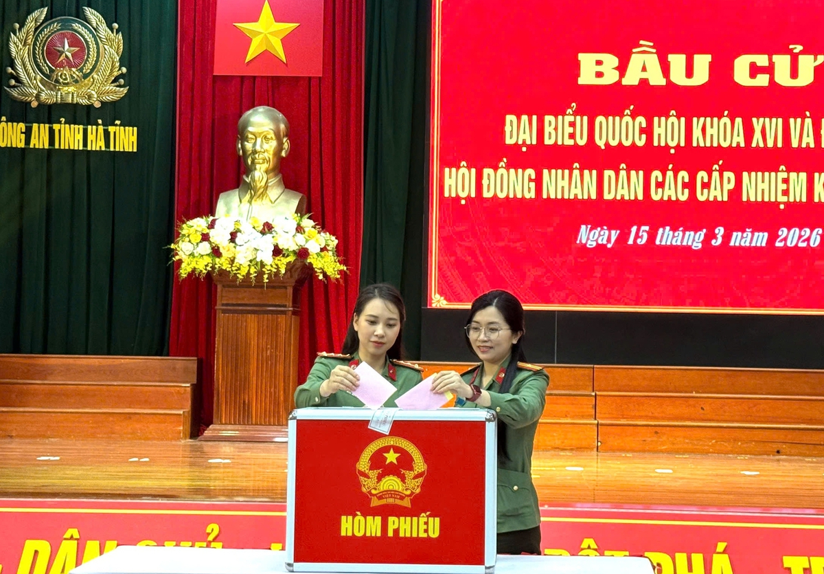"Nhiệm vụ kép" của phụ nữ Công an các tỉnh, thành trong ngày bầu cử- Ảnh 5.