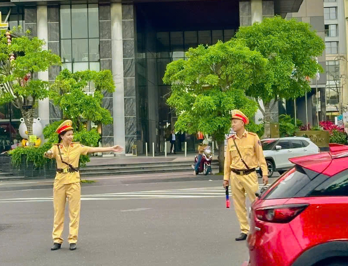 "Nhiệm vụ kép" của phụ nữ Công an các tỉnh, thành trong ngày bầu cử- Ảnh 12.