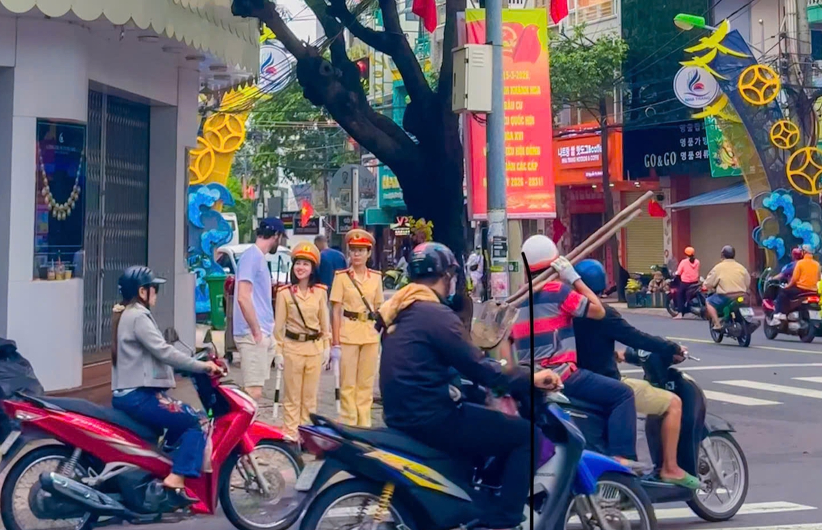 "Nhiệm vụ kép" của phụ nữ Công an các tỉnh, thành trong ngày bầu cử- Ảnh 13.