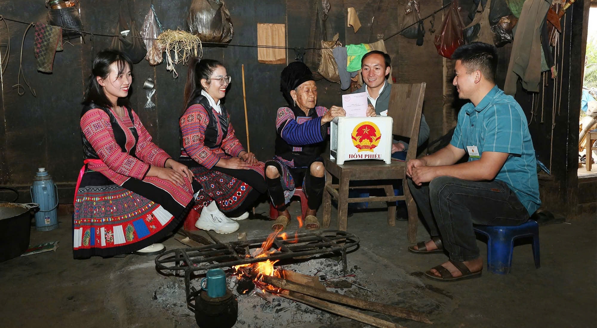 Cụ bà 103 tuổi minh mẫn bỏ phiếu nơi biên giới Phiêng Khoài- Ảnh 1.