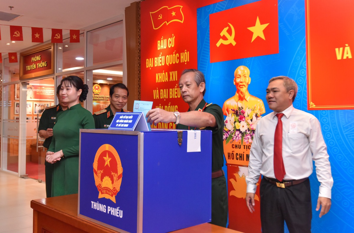 TPHCM: Bệnh viện Quân y 175 đưa thùng phiếu đến tận giường người bệnh- Ảnh 1.