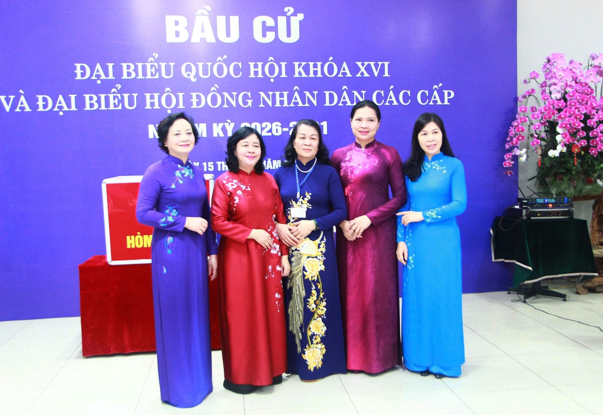 Cả nước rộn ràng bước vào Ngày bầu cử- Ảnh 1. Cả nước rộn ràng bước vào Ngày bầu cử- Ảnh 1.