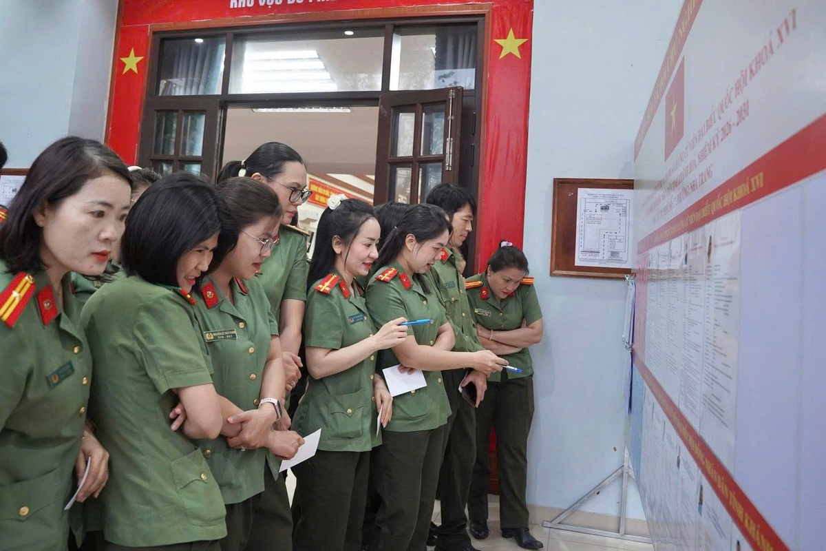 "Nhiệm vụ kép" của phụ nữ Công an các tỉnh, thành trong ngày bầu cử- Ảnh 14.
