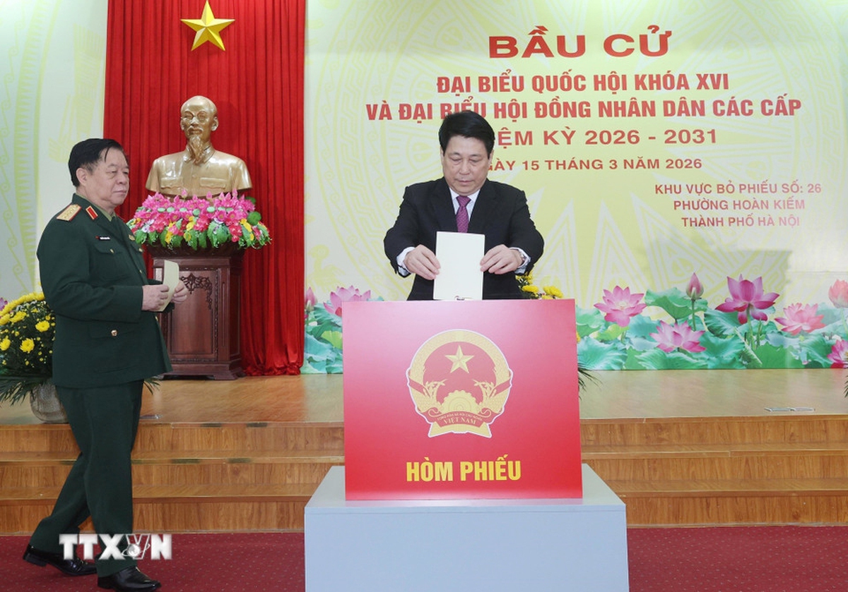 Chủ tịch nước Lương Cường bỏ phiếu tại khu vực bỏ phiếu số 26 phường Hoàn Kiếm- Ảnh 2.