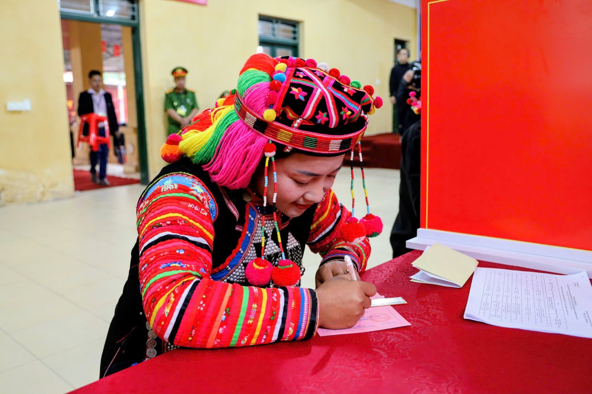 Phụ nữ các dân tộc ở Điện Biên cùng lá phiếu "viết tiếp" những kỳ vọng mới- Ảnh 5.