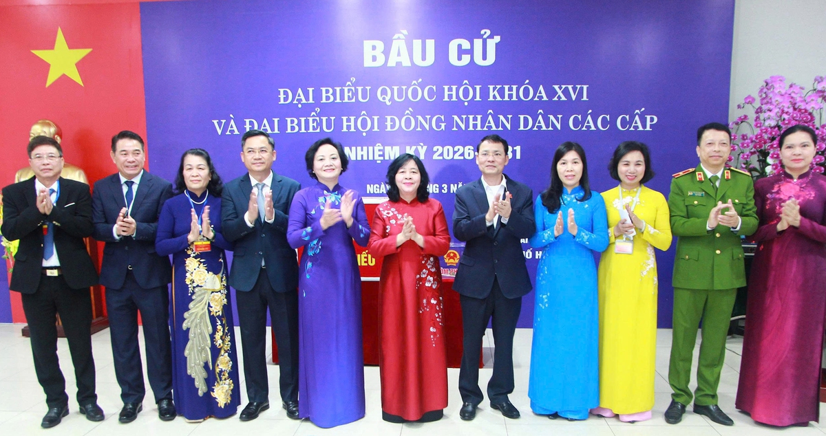 Chủ tịch UBTƯ MTTQ Việt Nam Bùi Thị Minh Hoài và các cử tri đi bỏ phiếu bầu cử- Ảnh 3.