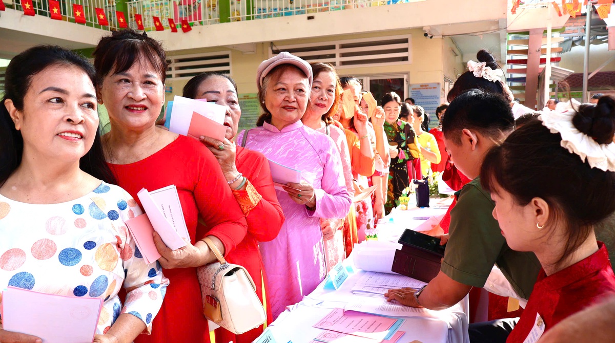 Phụ nữ TPHCM duyên dáng áo dài trong ngày bầu cử- Ảnh 4.