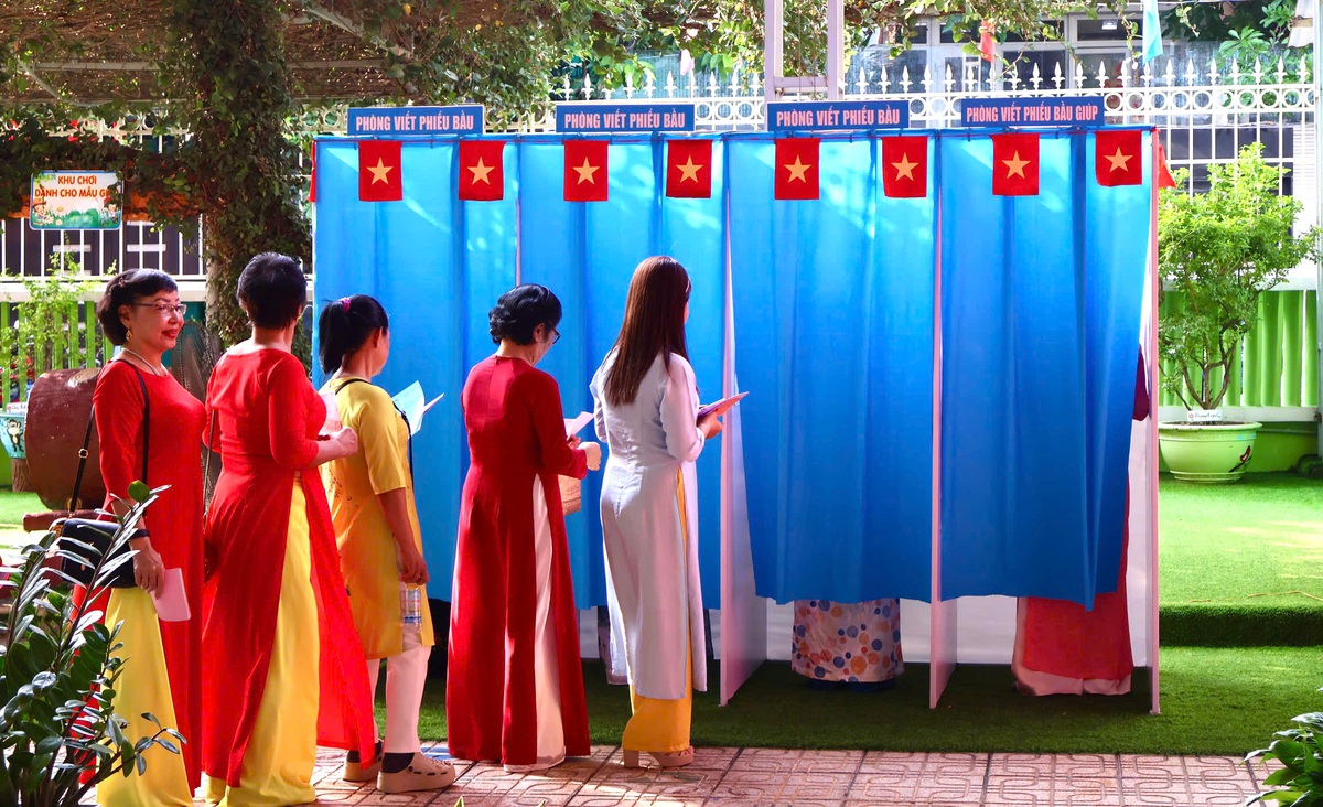 Phụ nữ TPHCM duyên dáng áo dài trong ngày bầu cử- Ảnh 5.