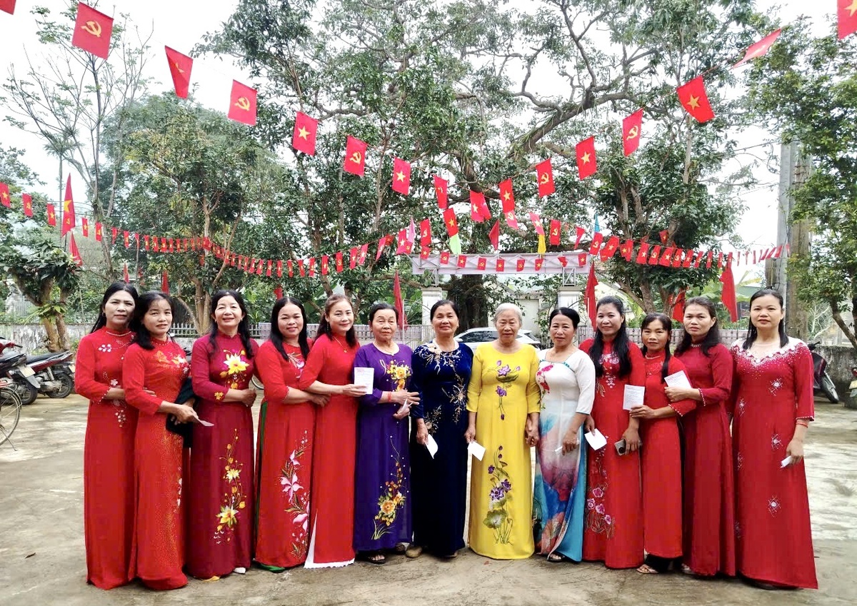 Phụ nữ Hà Tĩnh rực rỡ áo dài trong ngày hội lớn- Ảnh 4. Phụ nữ Hà Tĩnh rực rỡ áo dài trong ngày hội lớn- Ảnh 4.