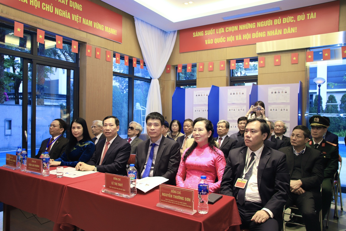 Chủ tịch Hội LHPN Việt Nam Lê Thị Thủy bỏ phiếu bầu cử tại phường Xuân Đỉnh, Hà Nội- Ảnh 3.