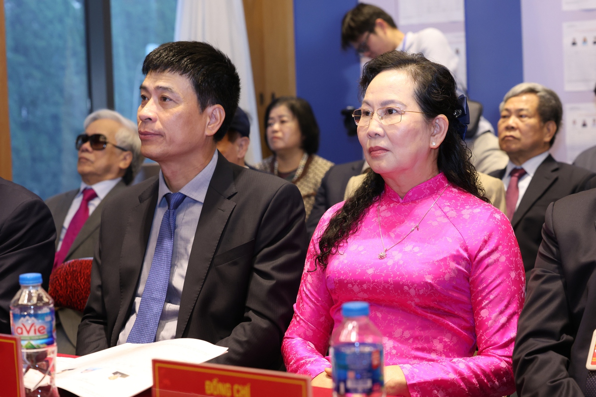 Chủ tịch Hội LHPN Việt Nam Lê Thị Thủy bỏ phiếu bầu cử tại phường Xuân Đỉnh, Hà Nội- Ảnh 2.