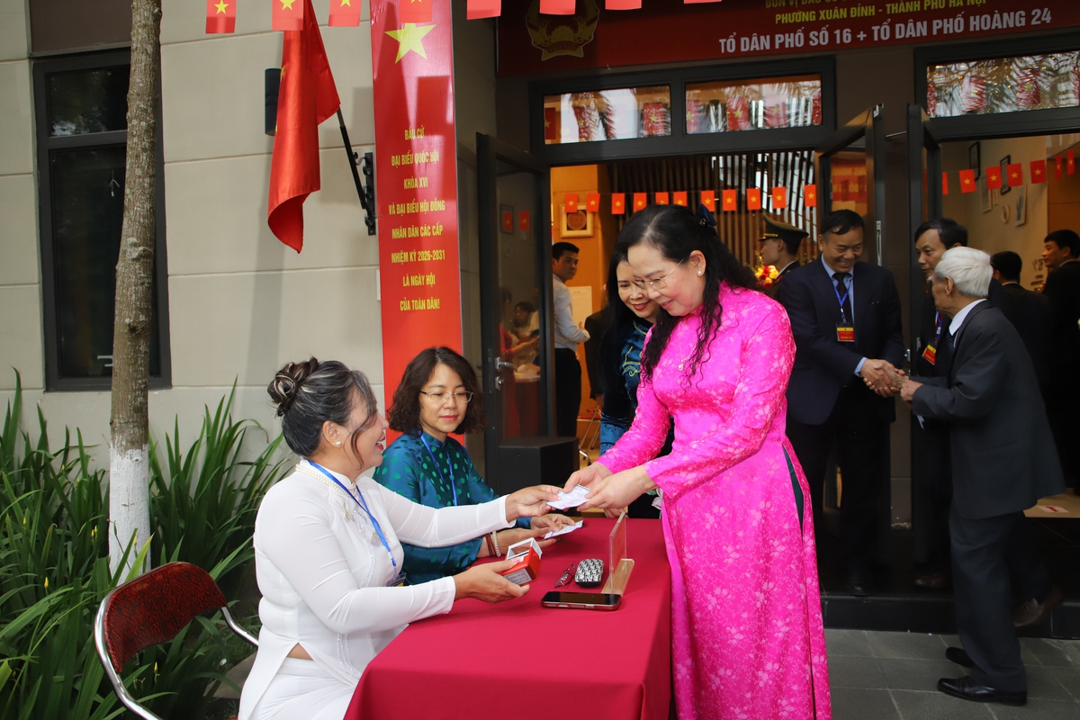 Chủ tịch Hội LHPN Việt Nam Lê Thị Thủy bỏ phiếu bầu cử tại phường Xuân Đỉnh, Hà Nội- Ảnh 4.