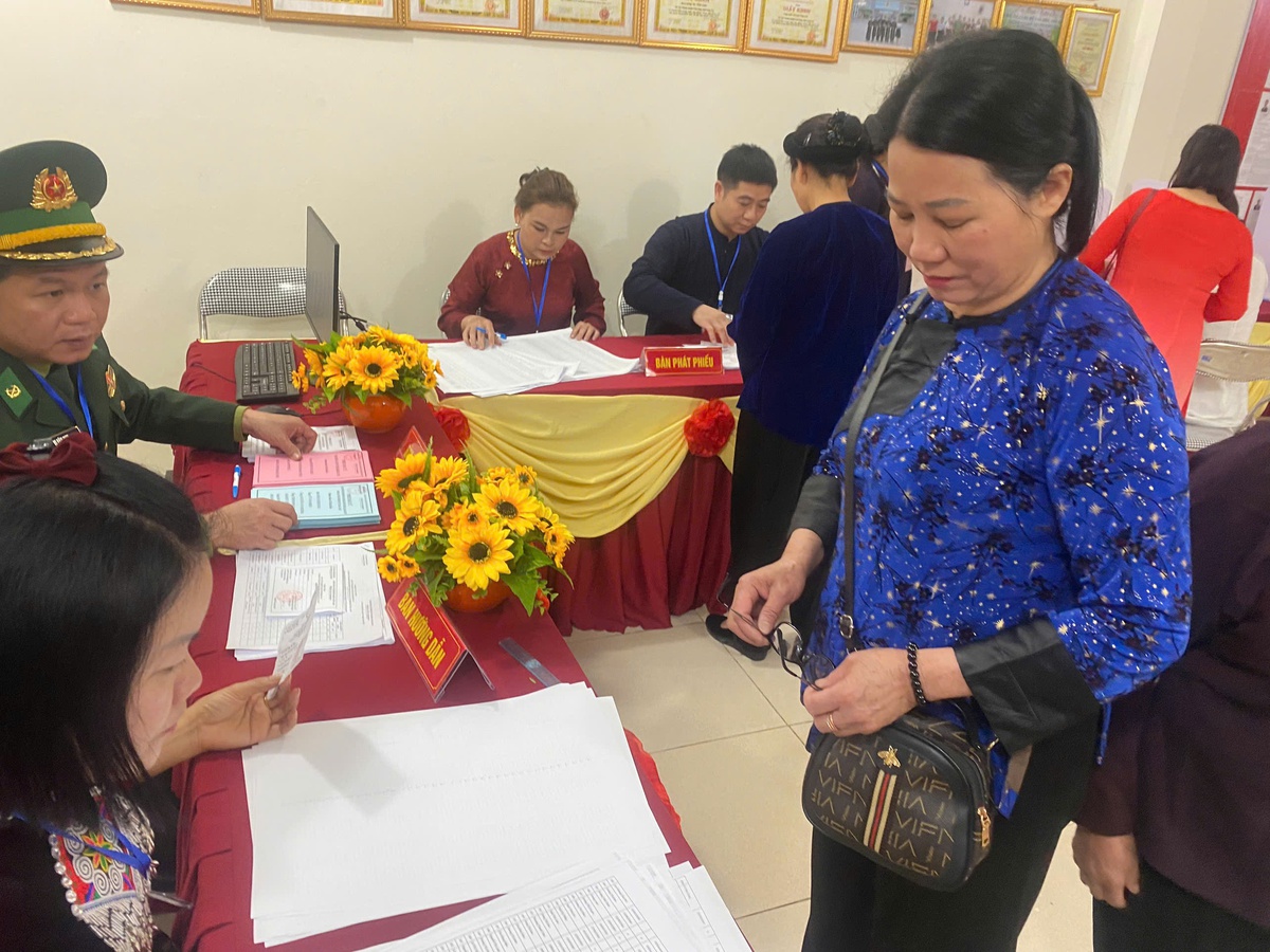 Chủ nhiệm Ủy ban Kiểm tra Trung ương Trần Sỹ Thanh và cử tri Lạng Sơn đi bầu cử- Ảnh 5.