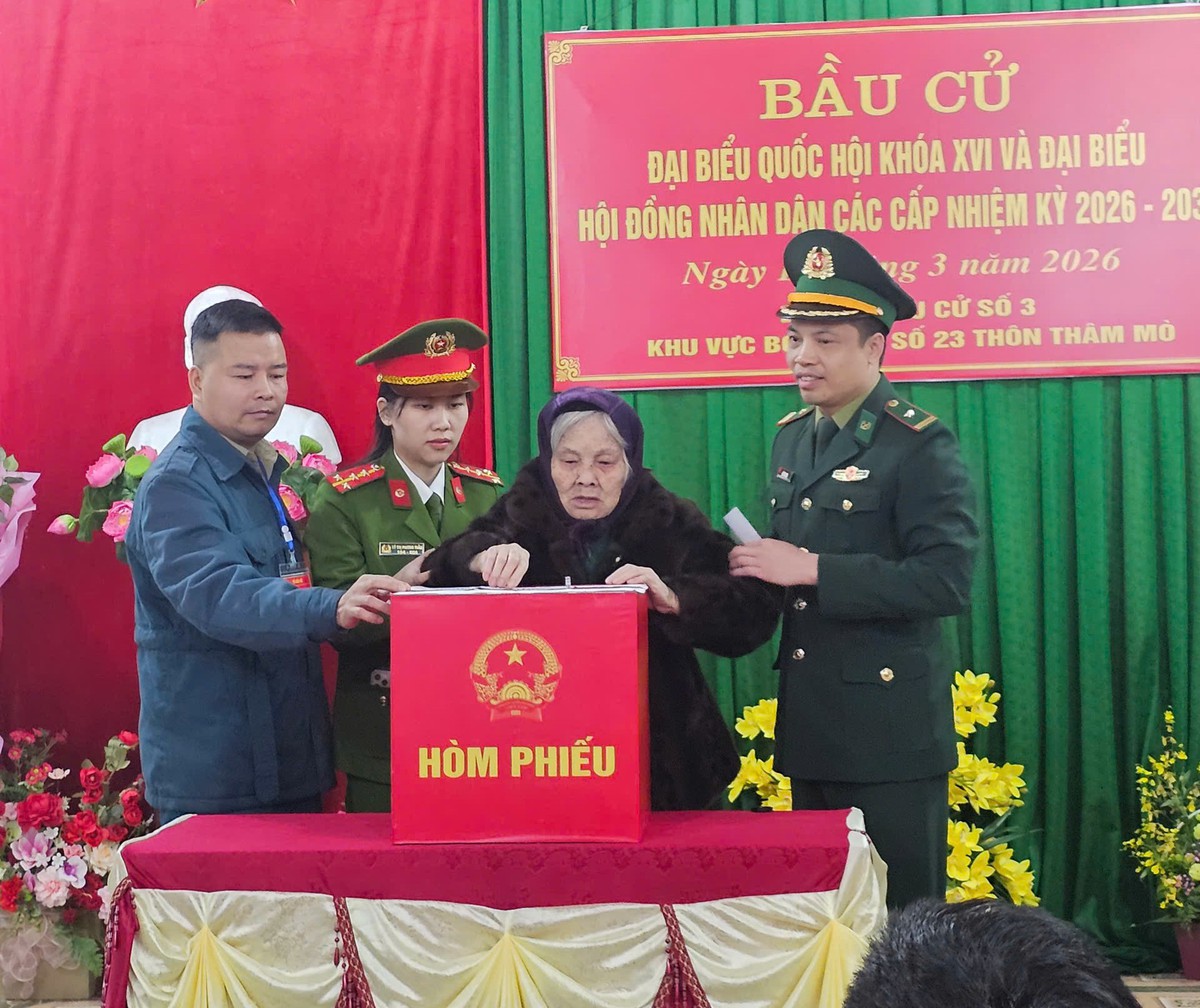 Chủ nhiệm Ủy ban Kiểm tra Trung ương Trần Sỹ Thanh và cử tri Lạng Sơn đi bầu cử- Ảnh 3.