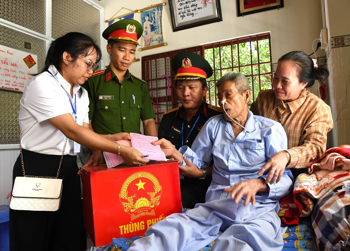 Tổ bầu cử đã mang hòm phiếu và phiếu bầu đến tận nhà bác Tám Thanh, 85 tuổi, một trong những người có công khai khẩn ấp đảo Thiềng Liềng để bác bỏ lá phiếu tín nhiệm của mình Tổ bầu cử đã mang hòm phiếu và phiếu bầu đến tận nhà bác Tám Thanh, 85 tuổi, một trong những người có công khai khẩn ấp đảo Thiềng Liềng để bác bỏ lá phiếu tín nhiệm của mình