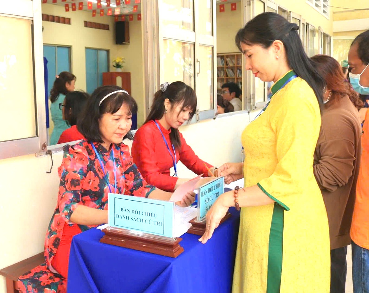 Phụ nữ TPHCM duyên dáng áo dài trong ngày bầu cử- Ảnh 9.