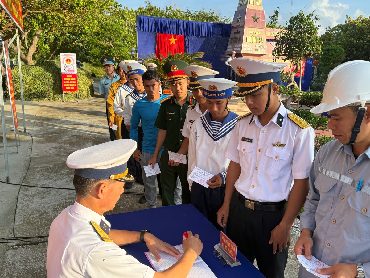 Ngày hội non sông ở đảo Trường Sa rộn rã trong nắng sớm- Ảnh 6.