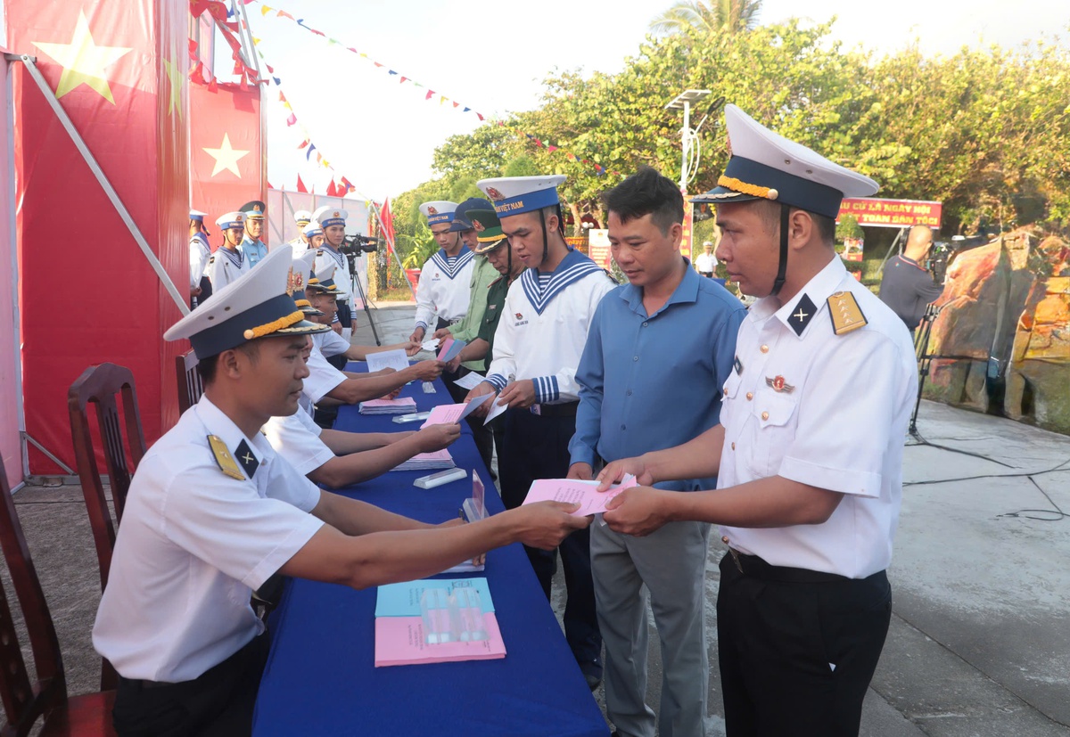 Ngày hội non sông ở đảo Trường Sa rộn rã trong nắng sớm- Ảnh 4.